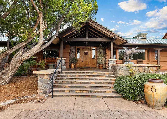 Grand Estate With Pool, Tennis, Pickleball Court, 24 Guests Holiday home *