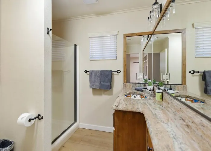 Grand Estate With Pool, Tennis, Pickleball Court, 24 Guests *