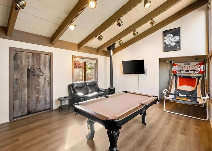 Grand Estate With Pool, Tennis, Pickleball Court, 24 Guests Holiday home *