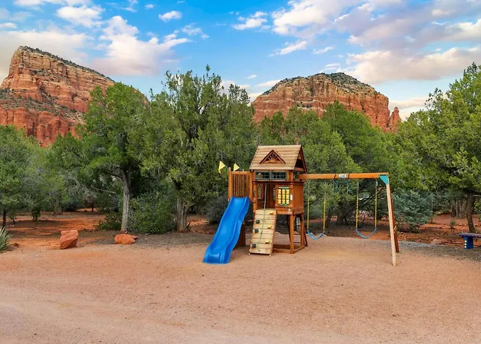 Grand Estate With Pool, Tennis, Pickleball Court, 24 Guests Holiday home *